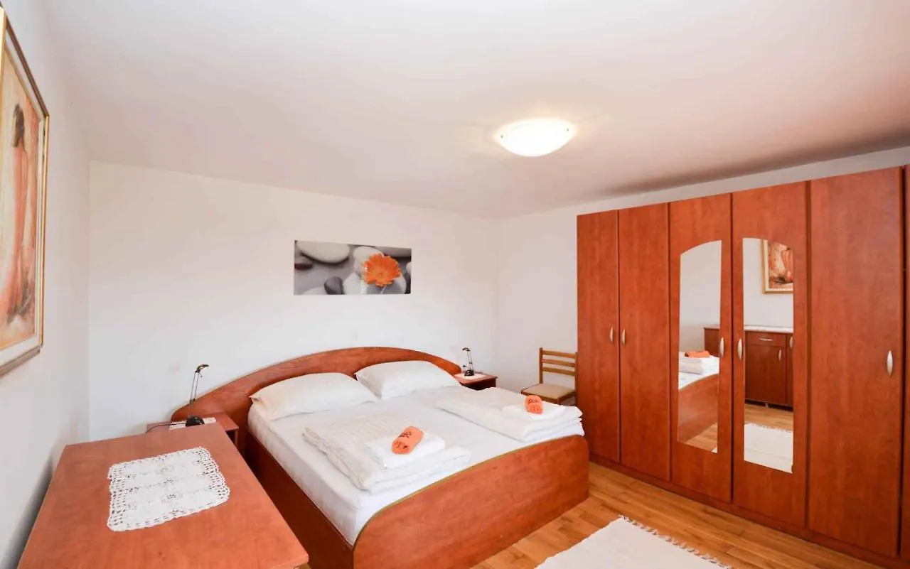 Holiday Home In Manjadvorci/Istrien 8277